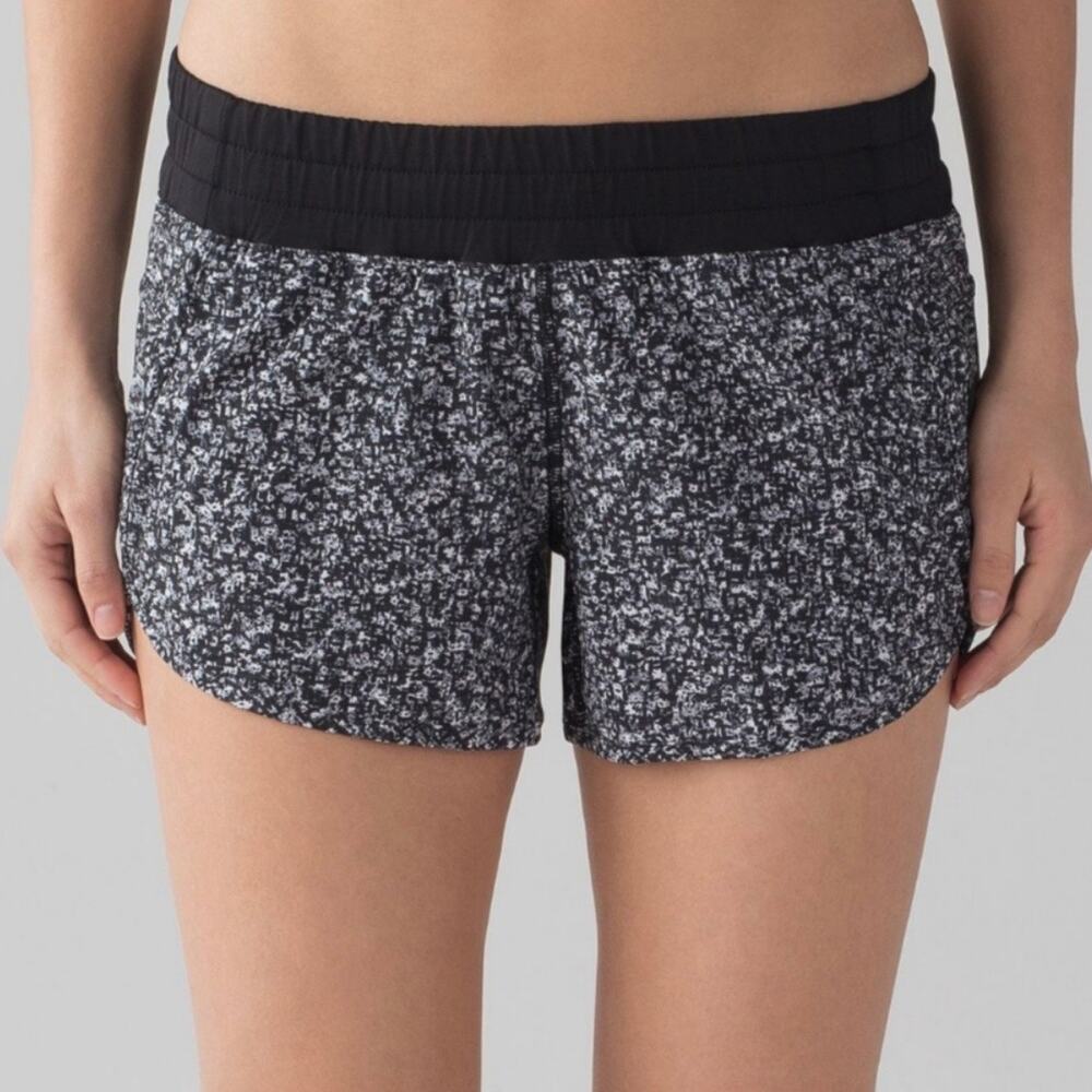 LULULEMON Tracker Short IV Daisy Dust Alpine White Black 4